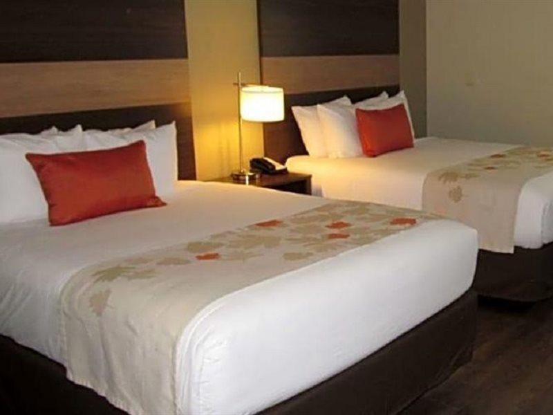 Sleep & Next To Fort Moore Hotel